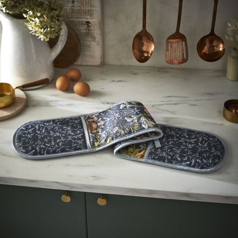 ulster weavers finch flower double oven glove lifestyle image
